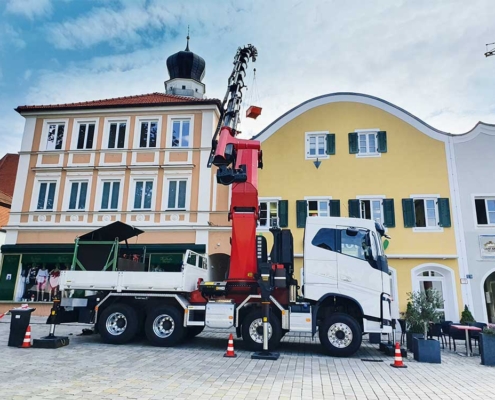 Mit dem Kran transportierten wir Erdaushub und Baumaterialien aus einem engen Hinterhof.