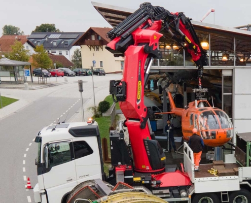 Versetzen eines Helikopters mit einem Transportkran.