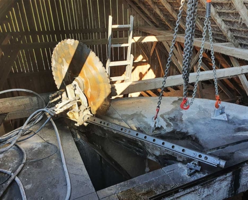 Mittels einer hydraulischen Wandsäge wird eine Betonplatte zersägt.