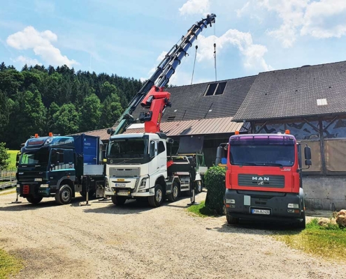 Eine schwere Silo-Betonplatte wird mit mehreren Kränen demontiert.