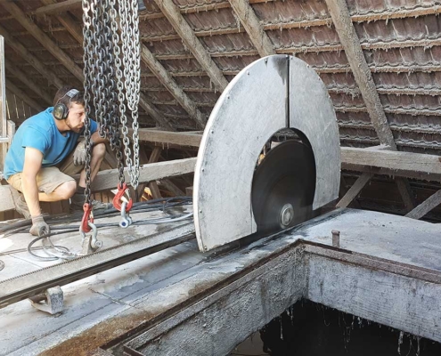 Mittels einer hydraulischen Wandsäge wird eine Betonplatte zersägt.
