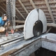 Mittels einer hydraulischen Wandsäge wird eine Betonplatte zersägt.