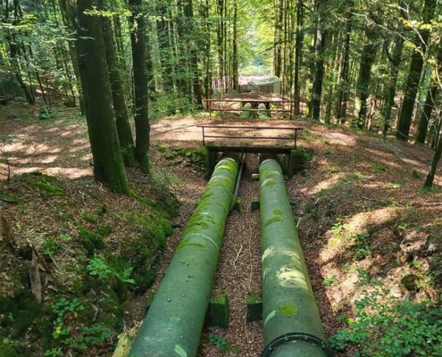 Einheben von Rohren und Passstücken für die Ertüchtigung eines Fallwasserkraftwerks.