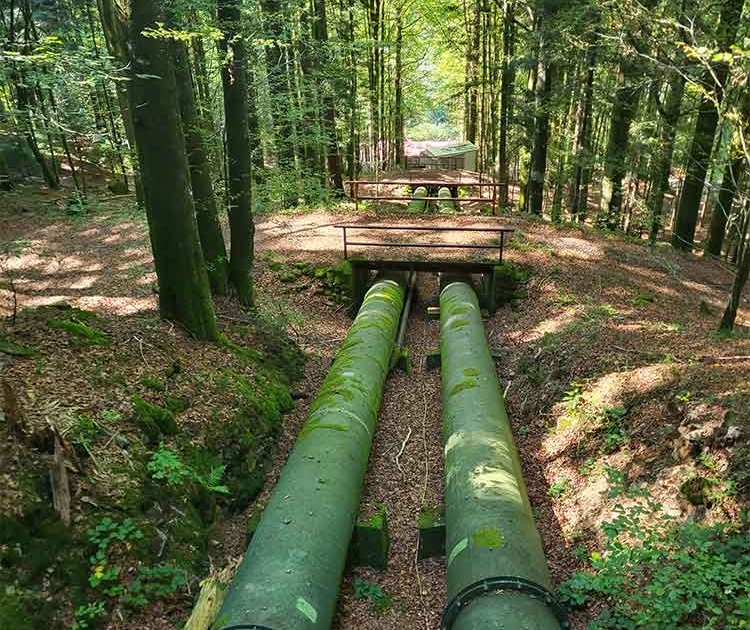 Einheben von Rohren und Passstücken für die Ertüchtigung eines Fallwasserkraftwerks.
