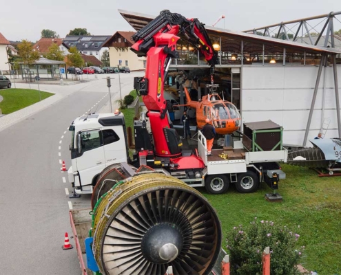 Die Turbine wurde zum Museum transportiert. Um die Turbine an ihren Platz zu bringen, musste zuerst ein Hubschrauber umplatziert werden.