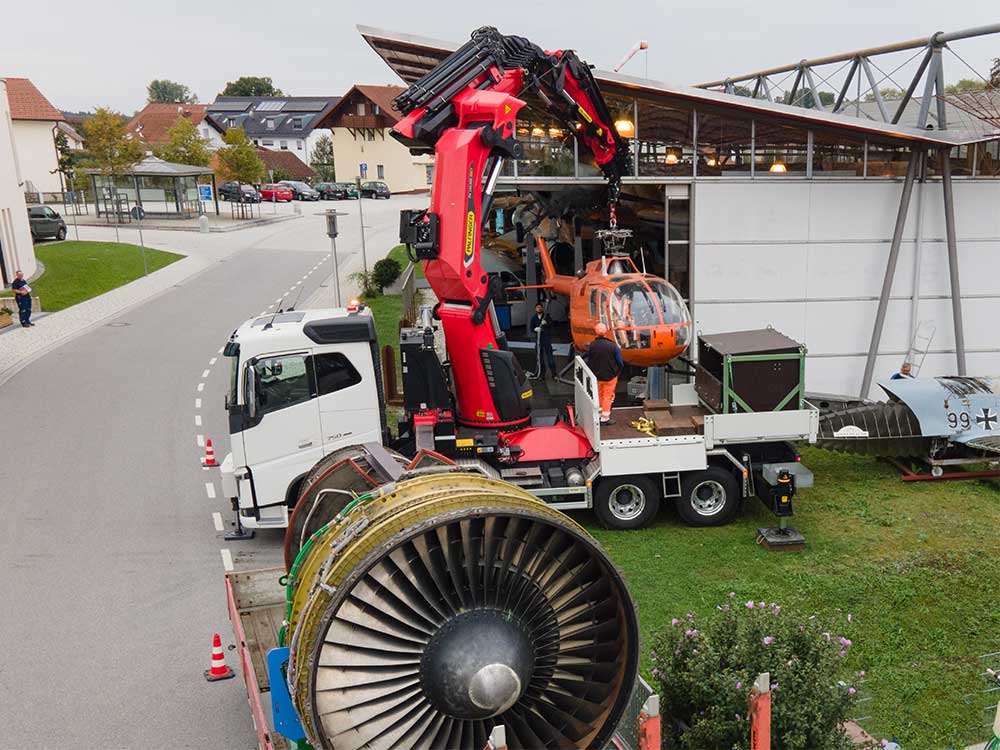 Die Turbine wurde zum Museum transportiert. Um die Turbine an ihren Platz zu bringen, musste zuerst ein Hubschrauber umplatziert werden.