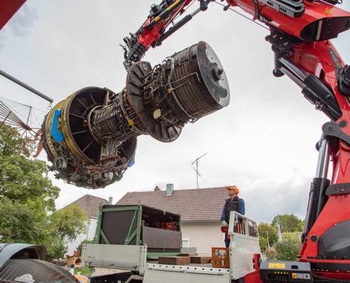 Die Turbine wird mit dem Kran vom Lkw ins Museum transportiert.