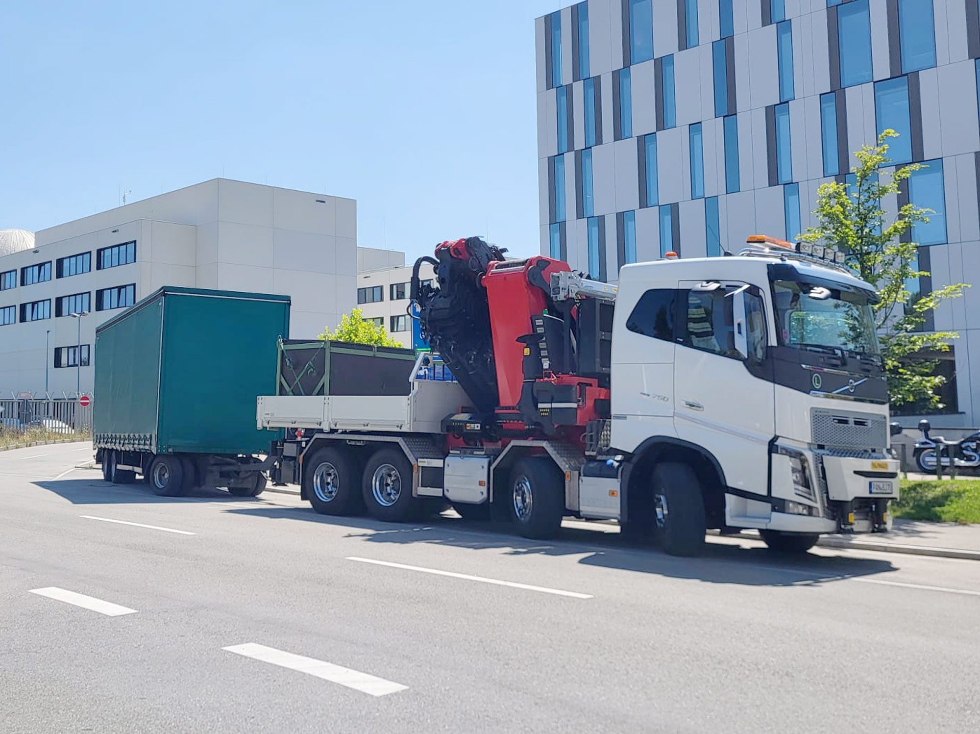 Fuhrpark schweres Ladekranfahrzeug Jumbo-Planenanhaenger