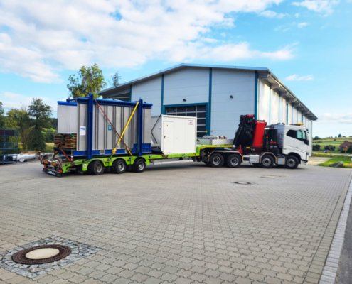 Krangestuetzte Sondertransporte mit Tieflader-Container