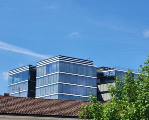 fertige Attika am Hochhaus